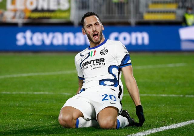 1638061725143093601.jpg calhanoglu-knee-slide-inter-away.jpg